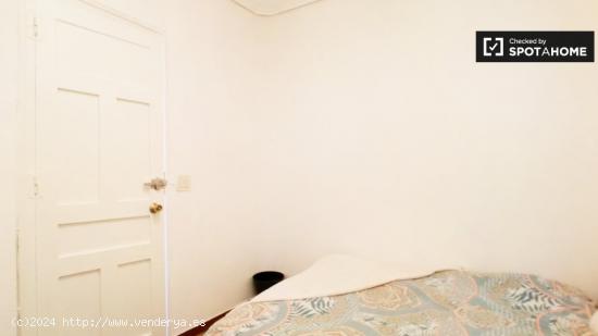 Habitación amueblada en apartamento de 6 dormitorios en Lavapiés - MADRID