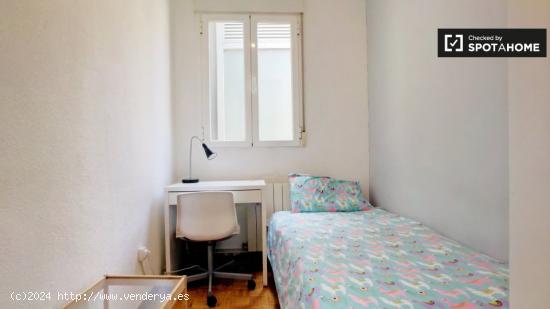 Acogedora habitación en un apartamento de 6 dormitorios en Lavapiés - MADRID