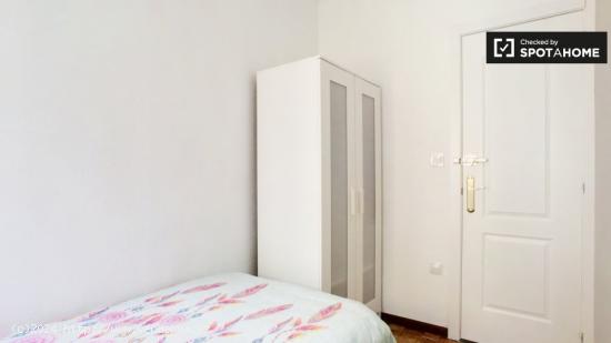 Acogedora habitación en un apartamento de 6 dormitorios en Lavapiés - MADRID