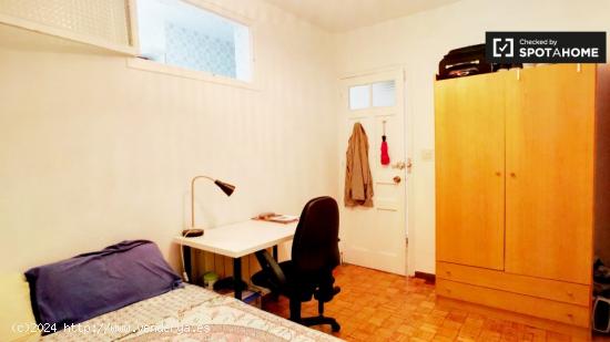 Habitación amueblada en apartamento de 6 dormitorios en Lavapiés - MADRID