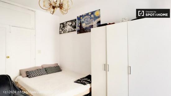 Amplia habitación en un apartamento de 6 dormitorios en Lavapiés - MADRID