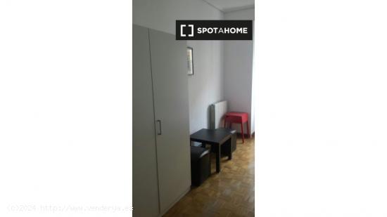 Habitación amueblada en apartamento de 6 dormitorios en Lavapiés - MADRID