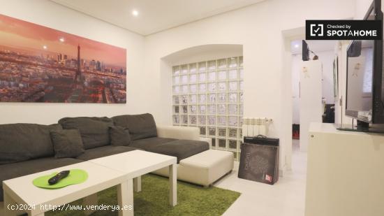 Apartamento de 3 dormitorios con terraza en alquiler en Pacifico - MADRID