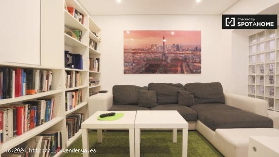 Apartamento de 3 dormitorios con terraza en alquiler en Pacifico - MADRID