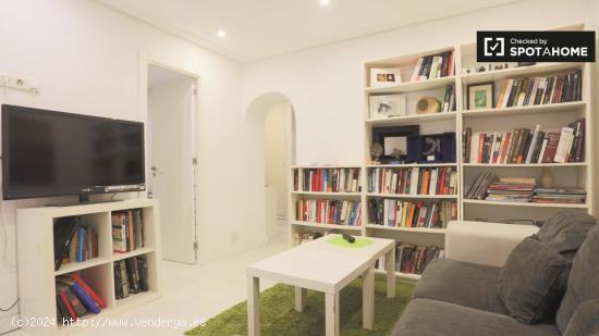 Apartamento de 3 dormitorios con terraza en alquiler en Pacifico - MADRID