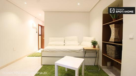 Moderno apartamento de 2 dormitorios con terraza en alquiler en Pacífico - MADRID