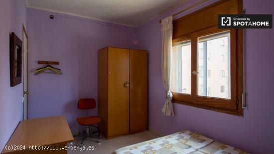 Habitación colorida en apartamento de 4 dormitorios en Horta-Guinardo - BARCELONA