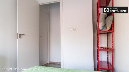 Acogedora habitación en apartamento de 8 dormitorios en Nou d'Octubre. - VALENCIA