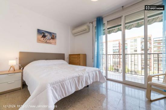  Habitación grande en apartamento de 6 dormitorios en Quatre Carreres - VALENCIA 