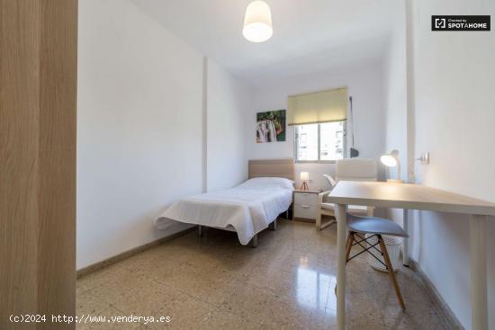  Acogedora habitación en un apartamento de 6 dormitorios en Quatre Carreres - VALENCIA 