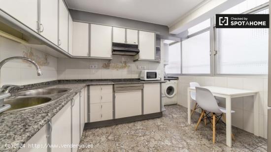 Acogedora habitación en un apartamento de 6 dormitorios en Quatre Carreres - VALENCIA