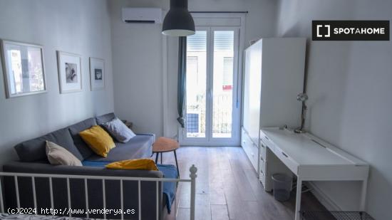 Apartamento reformado de 2 dormitorios en alquiler en El Raval - BARCELONA