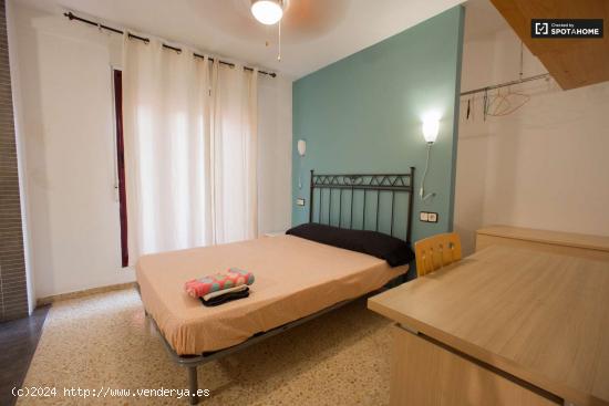  Se alquila habitación con baño en un apartamento de 4 dormitorios en Camins al Grau - VALENCIA 