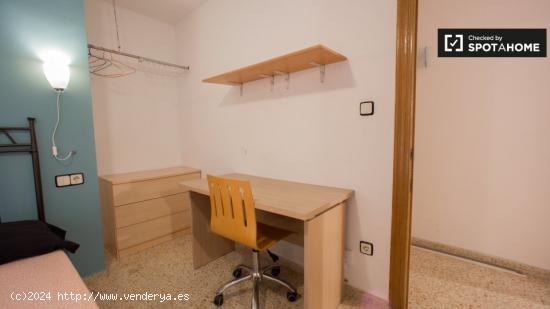 Se alquila habitación con baño en un apartamento de 4 dormitorios en Camins al Grau - VALENCIA