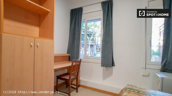 Amplia habitación en alquiler en apartamento de 5 dormitorios en Gràcia - BARCELONA