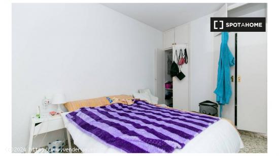 Habitación con cama doble y balcón privado en alquiler en apartamento de 5 dormitorios en Ronda - 