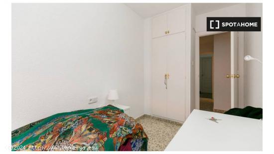 Habitación con escritorio y cama individual en alquiler en apartamento de 5 dormitorios en Ronda - 