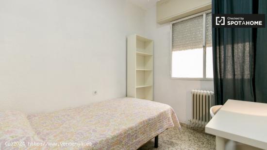 Cómoda habitación en alquiler en apartamento de 5 dormitorios en Ronda - GRANADA