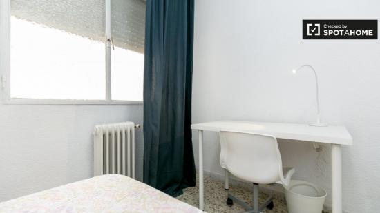 Cómoda habitación en alquiler en apartamento de 5 dormitorios en Ronda - GRANADA