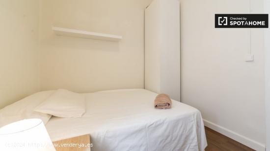 Habitación amueblada en un apartamento de 5 dormitorios en Extramurs - VALENCIA