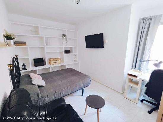  Habitación bien amueblada en alquiler en apartamento de 3 dormitorios en Lucero - MADRID 