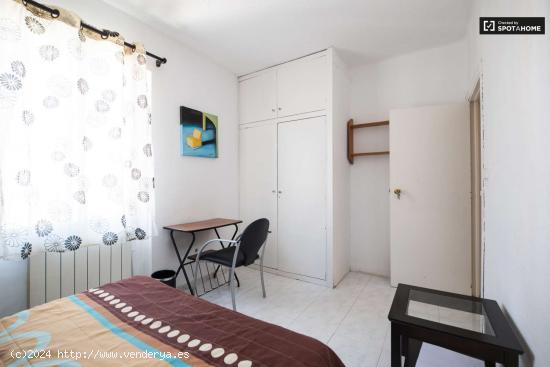  Habitación luminosa en alquiler en apartamento de 3 dormitorios en Lucero - MADRID 