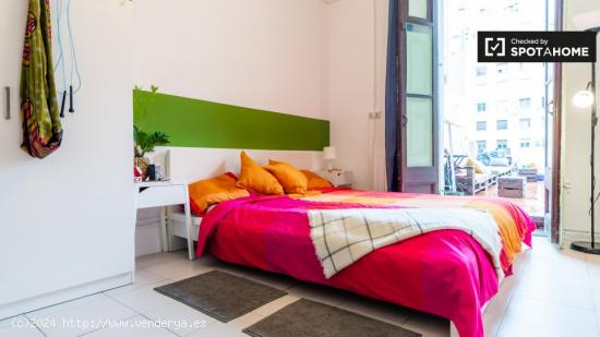 Habitación soleada en piso de 12 habitaciones en Poblenou - Mujeres - BARCELONA