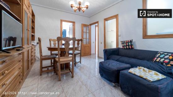 Habitación para alquilar en espacioso apartamento de 4 dormitorios en la hermosa Camins al Grau - V