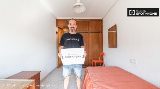 Habitación con escritorio para alquilar en un apartamento de 4 dormitorios en Camins al Grau - VALE