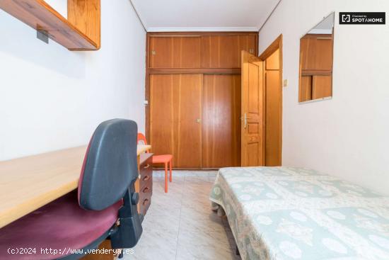 Habitación con escritorio para alquilar en espacioso apartamento de 4 dormitorios en Camins al Grau