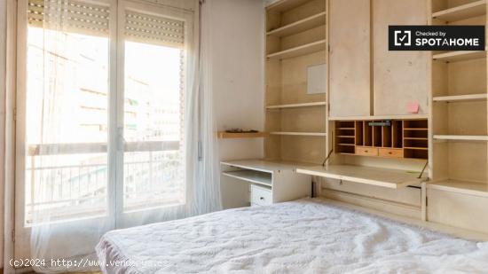 Habitación en apartamento de 3 dormitorios en el Eixample Esquerra, Barcelona - BARCELONA