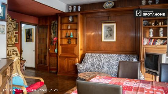 Habitación en apartamento de 3 dormitorios en el Eixample Esquerra, Barcelona - BARCELONA