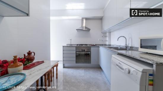 Se alquilan habitaciones con dos camas individuales en un apartamento de 5 dormitorios en Camins al 