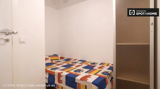 Acogedora habitación en un apartamento de 7 dormitorios en Puerta del Ángel - MADRID