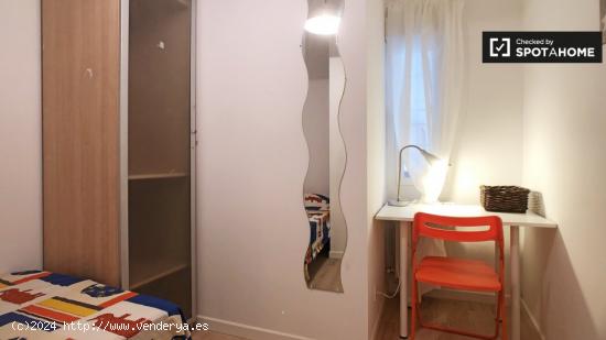 Acogedora habitación en un apartamento de 7 dormitorios en Puerta del Ángel - MADRID