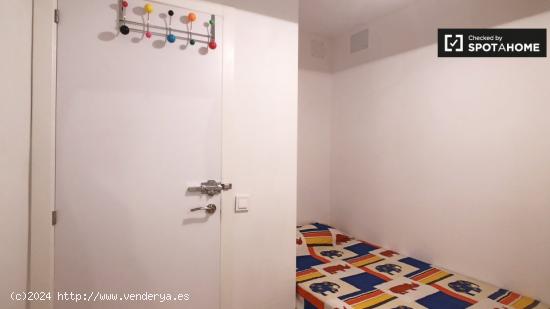 Acogedora habitación en un apartamento de 7 dormitorios en Puerta del Ángel - MADRID