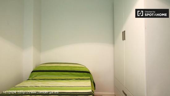 Habitación colorida en apartamento de 7 dormitorios en Puerta del Ángel - MADRID