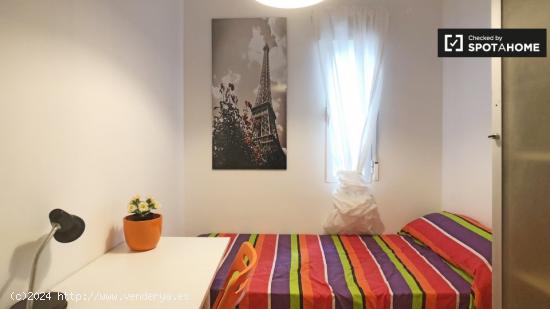 Habitación amueblada en apartamento de 7 dormitorios en Puerta del Ángel - MADRID