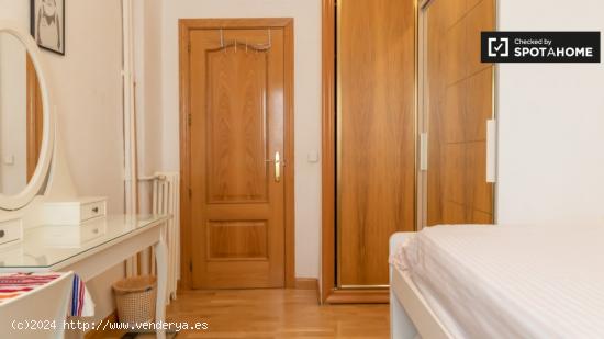 Se alquila habitación en apartamento de 4 dormitorios en Delicias - MADRID