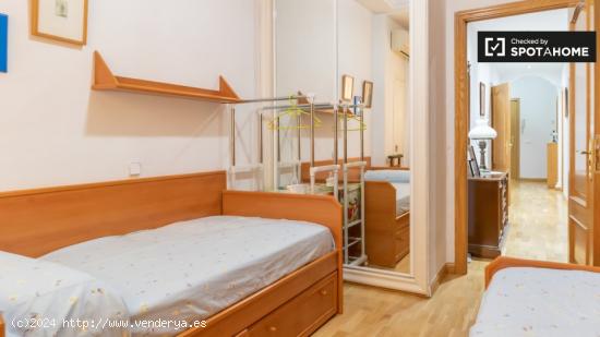 Se alquila habitación en apartamento de 4 dormitorios en Delicias - MADRID