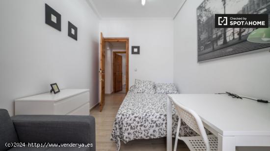 Se alquila habitación con cama doble en piso de 5 habitaciones en Valencia. - VALENCIA