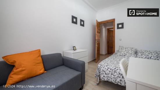 Se alquila habitación con cama doble en piso de 5 habitaciones en Valencia. - VALENCIA