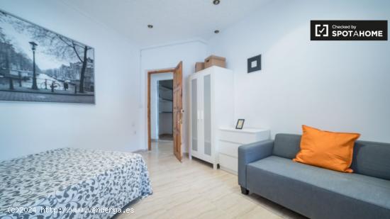 Se alquila habitación con cama doble en piso de 5 habitaciones en Valencia. - VALENCIA