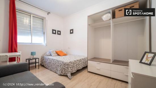 Se alquila habitación con cama doble en piso de 5 habitaciones en Valencia. - VALENCIA