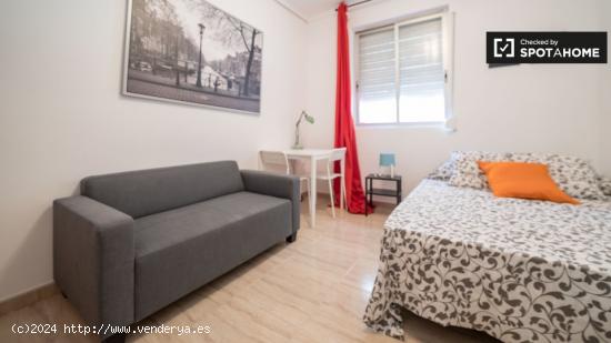 Se alquila habitación con cama doble en piso de 5 habitaciones en Valencia. - VALENCIA