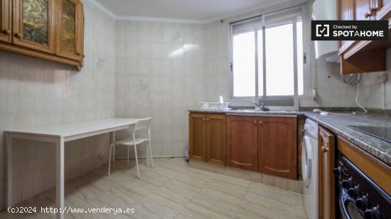 Se alquila habitación con cama doble en piso de 5 habitaciones en Valencia. - VALENCIA