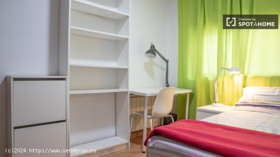 Habitación luminosa en alquiler, apartamento de 5 dormitorios, Carabanchel - MADRID