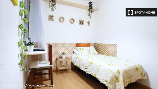 Acogedora habitación en alquiler en un apartamento de 4 dormitorios en Aluche - MADRID