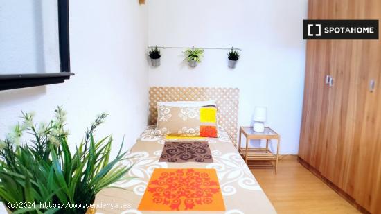 Elegante habitación en alquiler en un apartamento de 4 dormitorios en Aluche, Madrid - MADRID