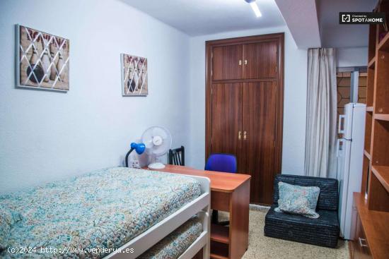  Habitación amueblada en apartamento de 3 dormitorios, L'Olivereta - VALENCIA 